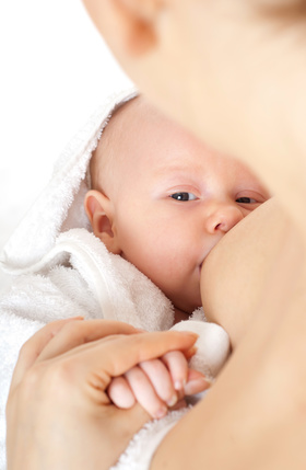 Ifølge Sundhedsstyrelsens nye anbefalinger bør spædbørn slet ikke få komælk, men modermælk eller modermælkserstatning i hele det første leveår.