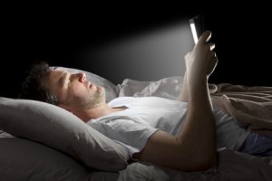 Mobiler og computere i sengen ødelægger din nattesøvn